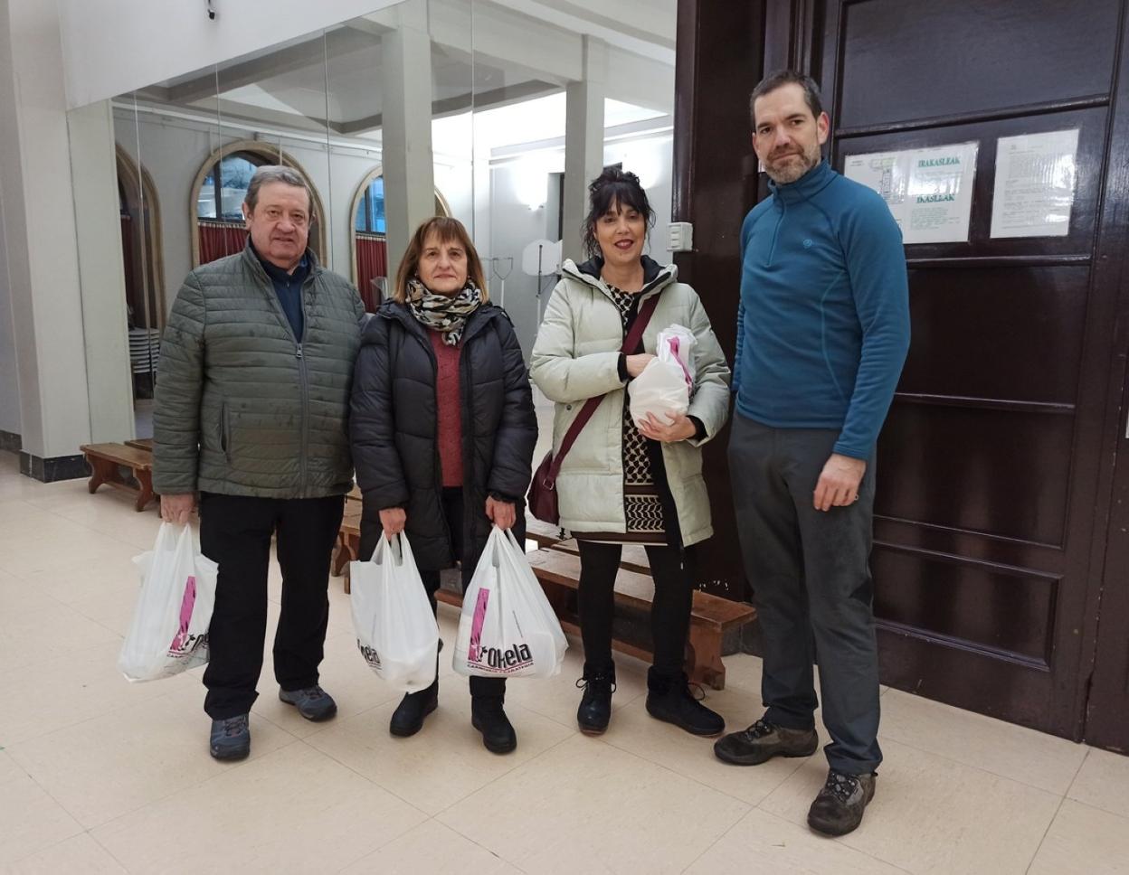 Imagen de la entrega de los lotes de alimentos y bebidas a los tres afortunados. 