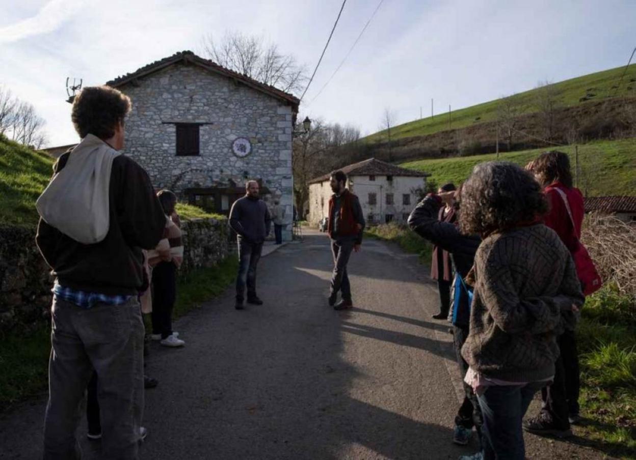 Una de las visitas guiadas que realizan en Jauregia Esnekiak de Aniz. 