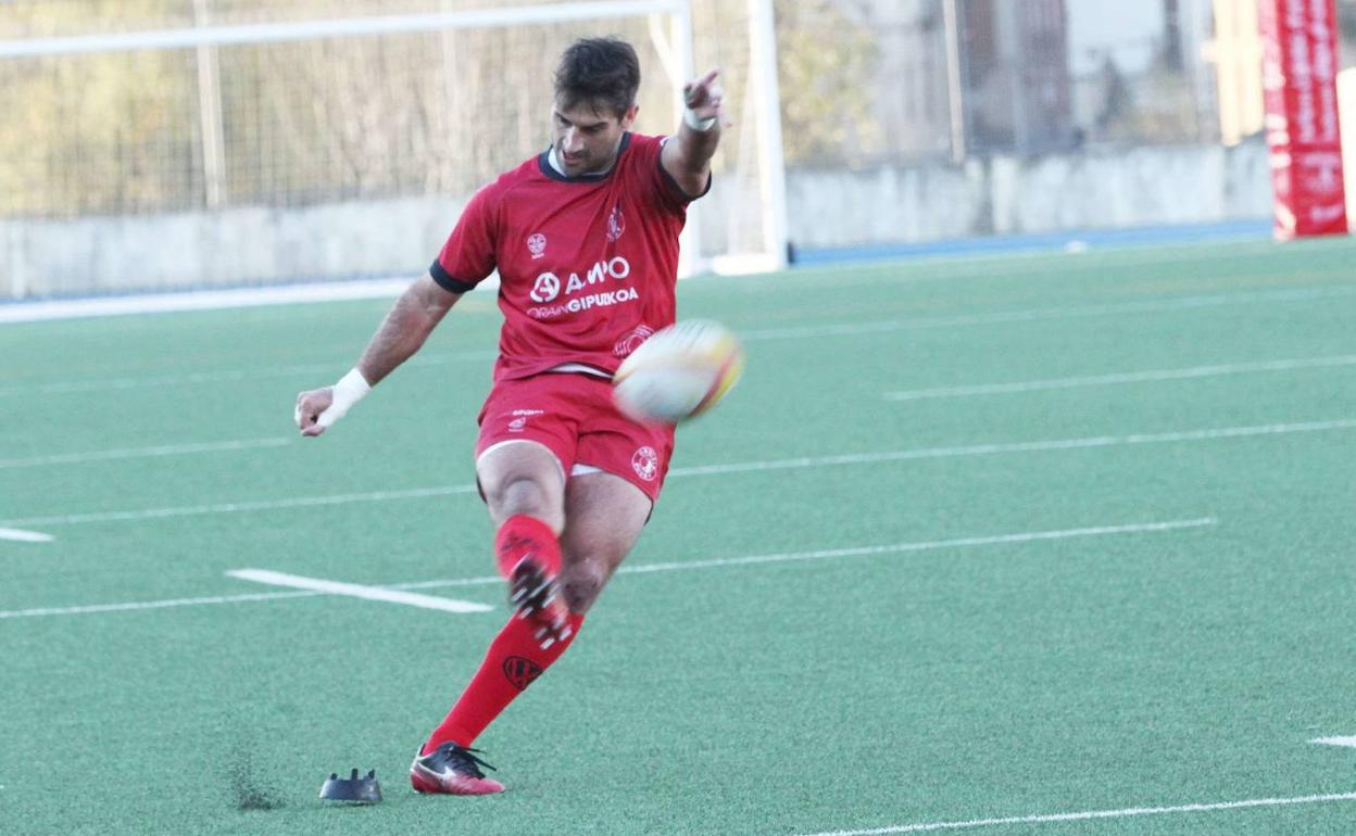 Valentín Cruz patea un balón en un encuentro reciente del Ampo Ordizia. .