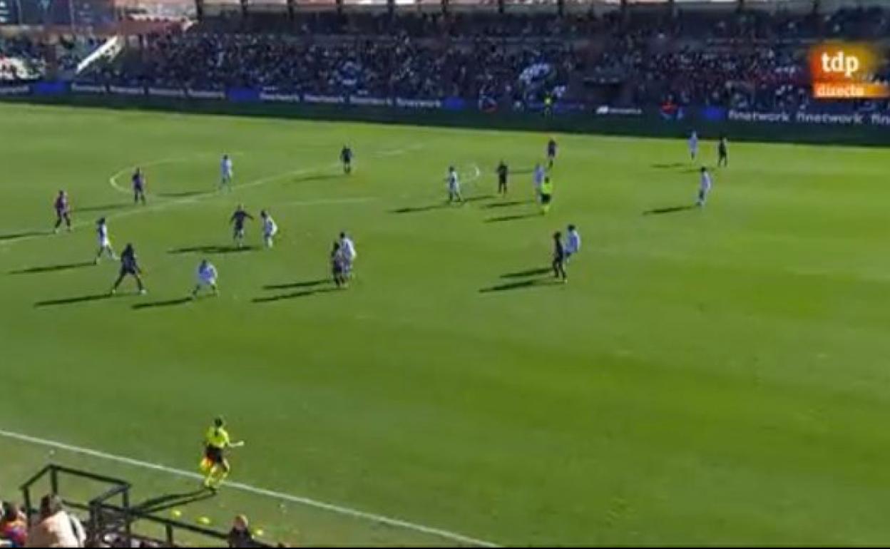 El momento del pase del primer gol del Barcelona, con claro fuera de juego de Geyse.