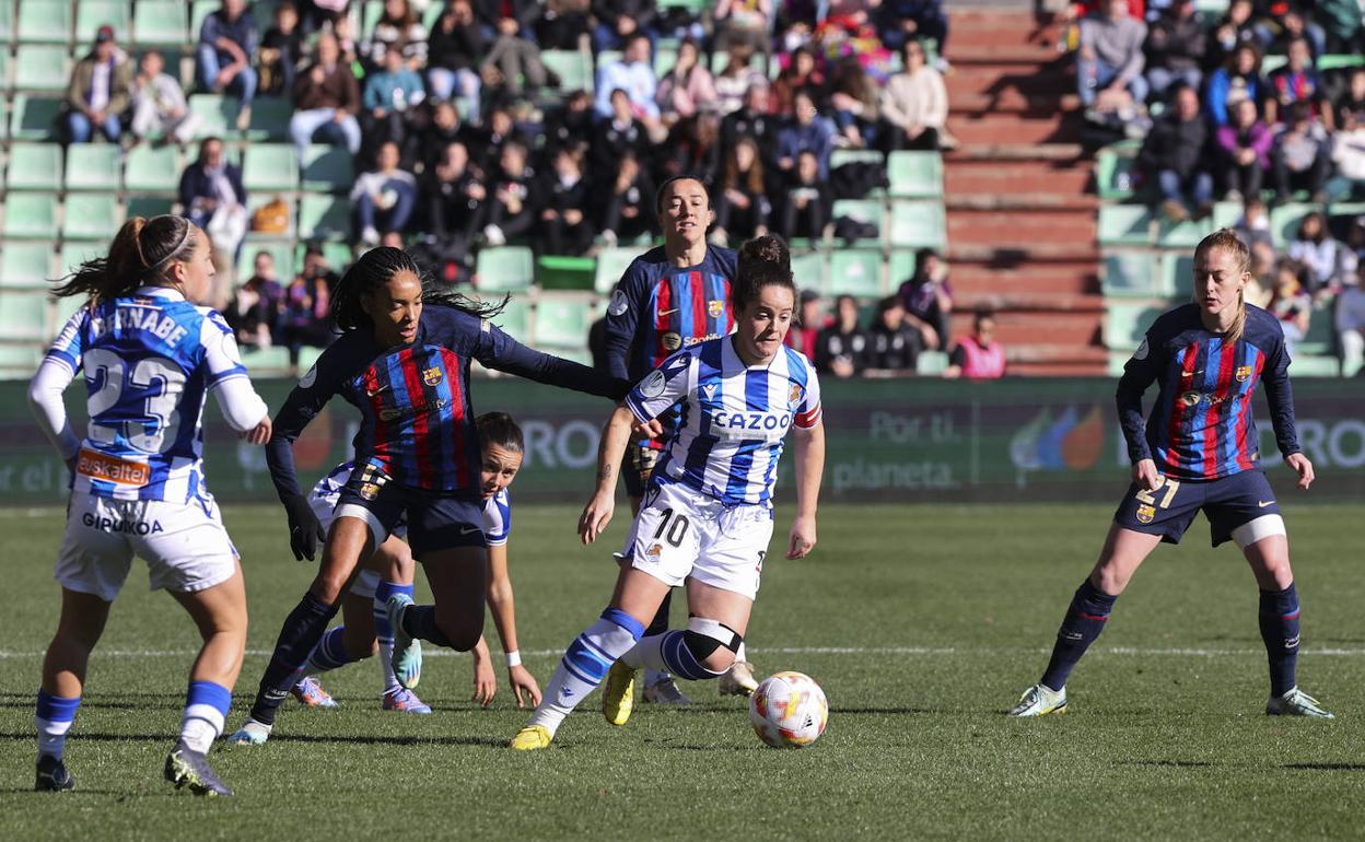 Nerea Eizagirre conduce el balón.