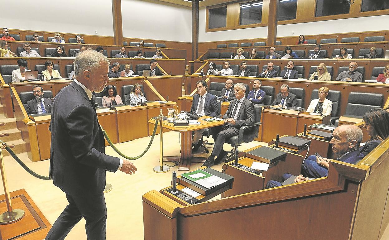 El lehendakari se dirige a su escaño tras intervenir en un pleno del Parlameno Vasco. 