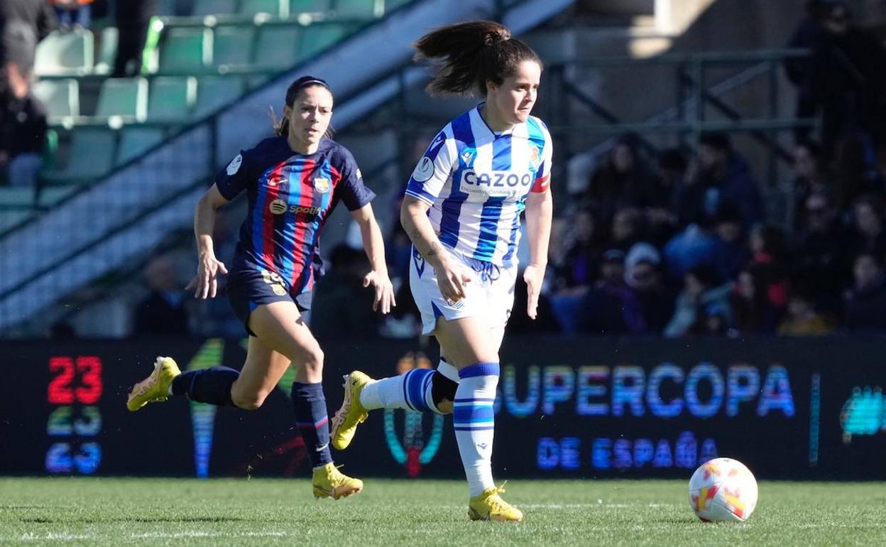 Nerea Eizagirre conduce un balón ante la presión de Aitana Bonmatí. 