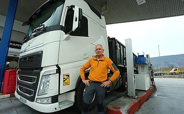 Etxeberria lleva 43 años al volante de un camión.