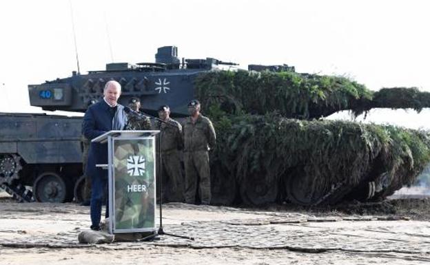 El canciller alemán Olaf Scholz, durante una visita en octubre a la base militar de Bergen. 