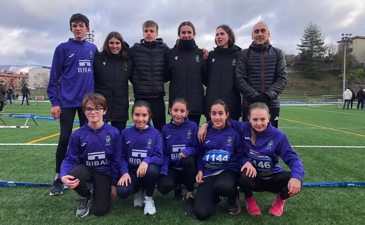 Alevines e infantil de la Escuela de Atletismo al término del Cross de Zumarraga. 
