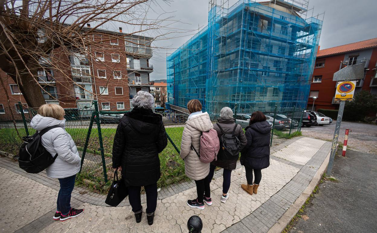 Varias mujeres observan el bloque en el que se ha producido el luctuoso suceso.