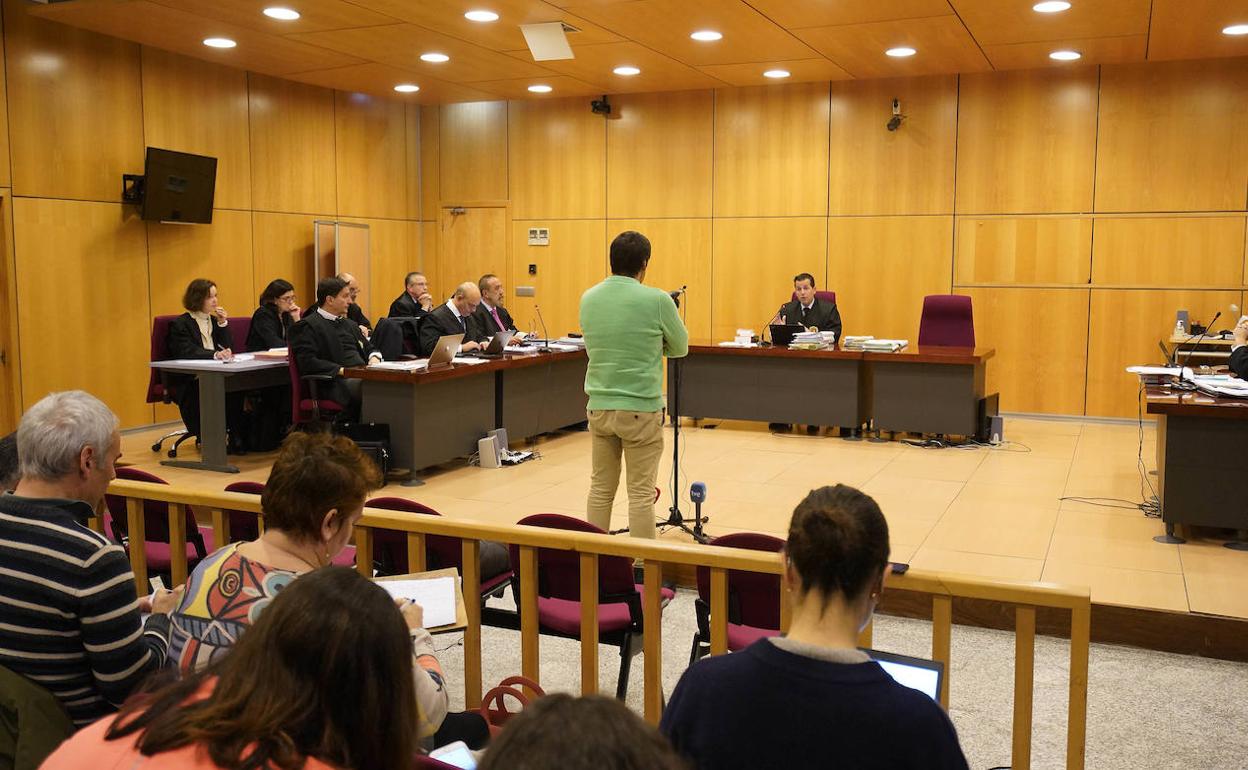 Iñaki Badiola, de espaldas, declarando en la primera sesión del juicio.
