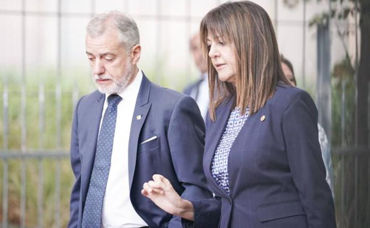 El lehendakari, Iñigo Urkullu, conversa con la vicelehendakari socialista, Idoia Mendia.