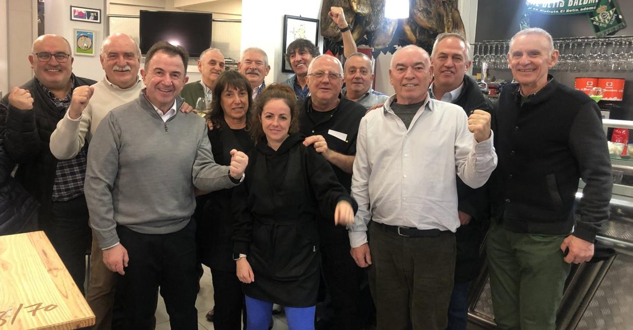 Familia Carrillo-Pérez, propietarios del bar Bidea, con Martín Berasategui, Jesús Satrustegui y Agustín Gajate entre otros amigos.