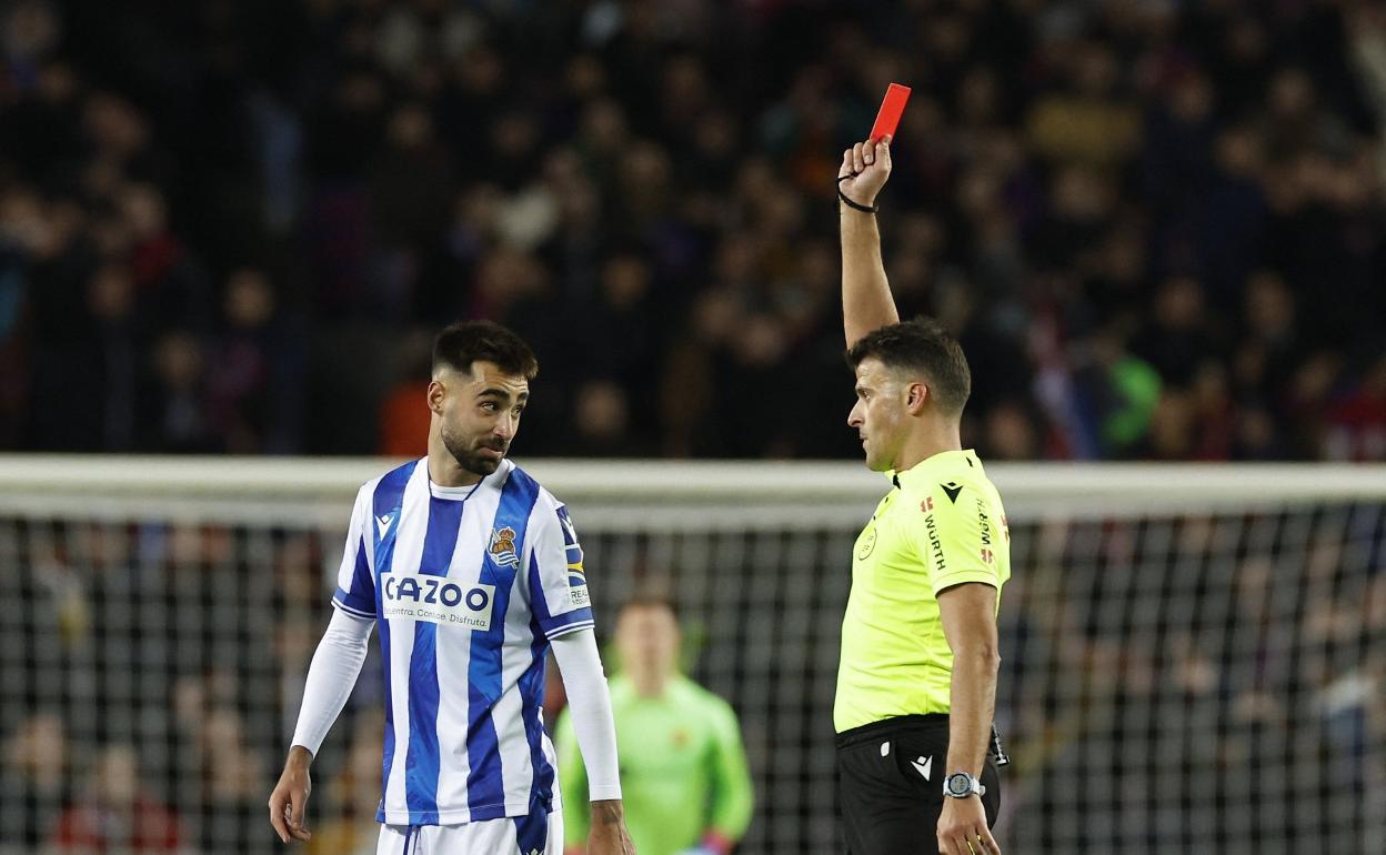 Momento decisivo del partido en el que Gil Manzano muestra la tarjeta roja a Brais Méndez, contrariado consigo mismo. 