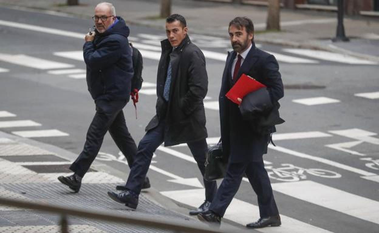 El ex sumiller de Mugaritz, Guillermo Cruz (c), a su llegada este martes a la primera sesión del juicio en el que se le acusa de robar botellas de la bodega del restaurante del cocinero Andoni Luis Aduriz