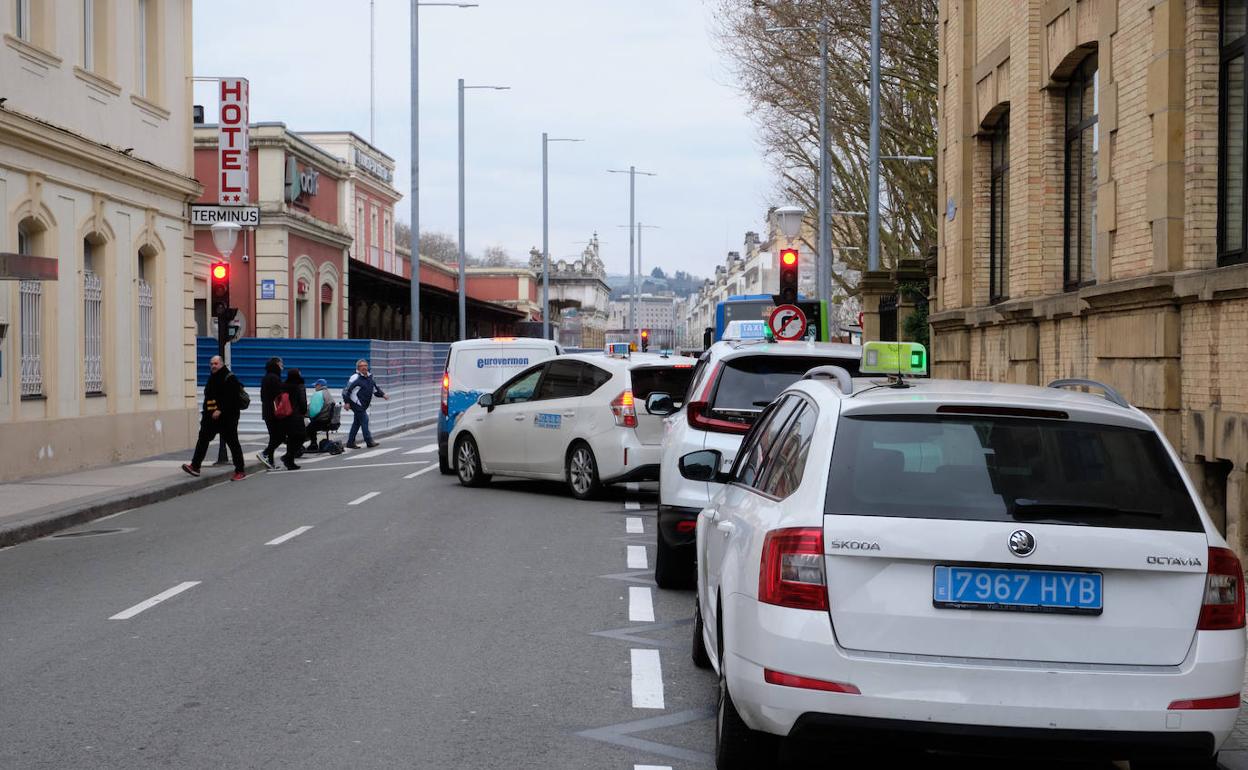 La parada de taxis se ha trasladado de acera y unos metros para ubicarse junto al Colegio de Médicos. 
