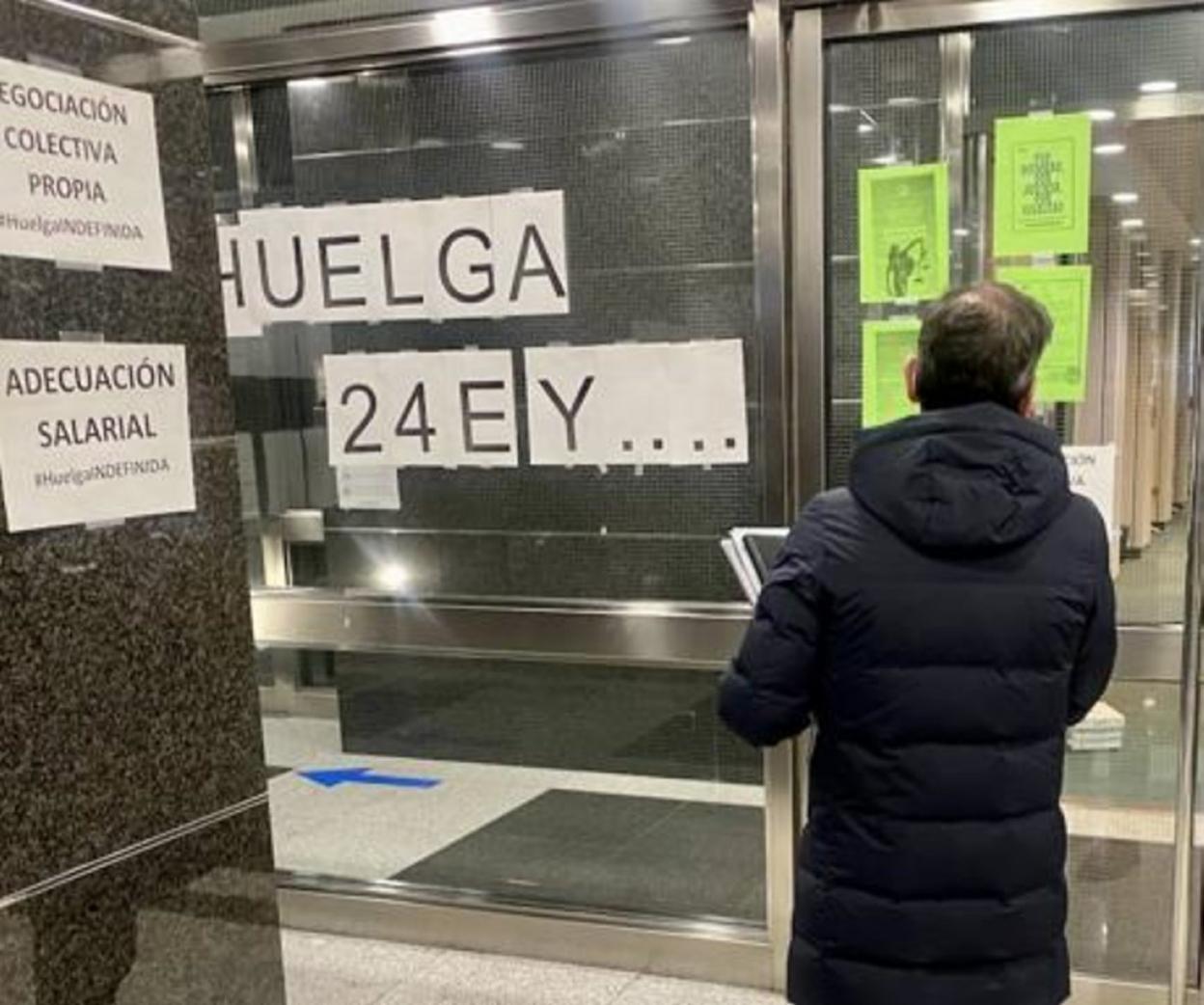 Un hombre observa los carteles en el Palacio de Justicia de Vitoria. 