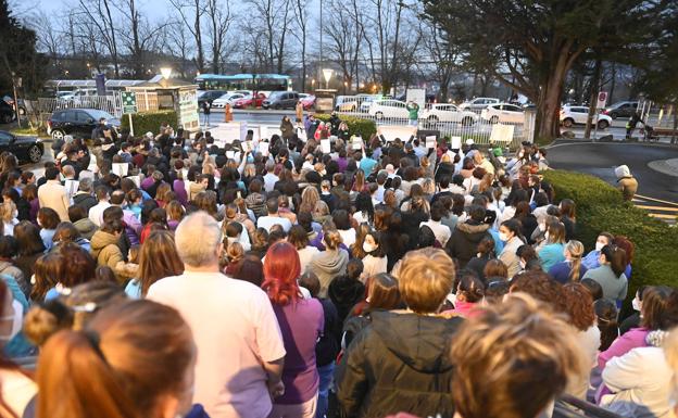 Imagen principal - Las manifestantes en las escaleras del Hospital Donostia y un primer plano de Pilar Mendia, secretaria provincial de Satse en Gipuzkoa