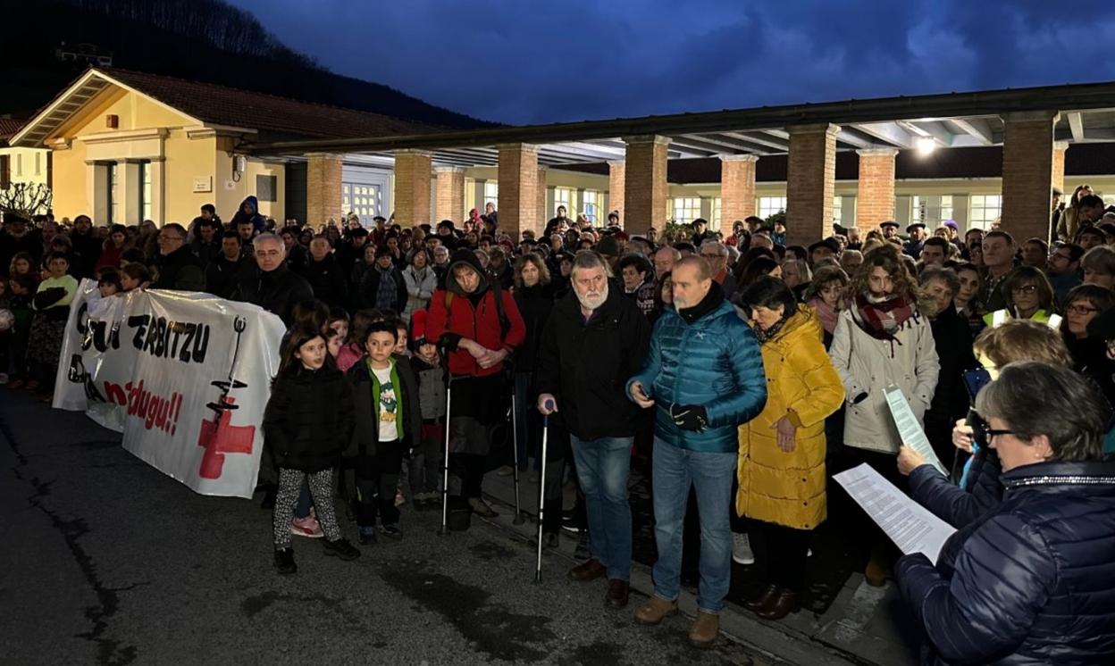 Cerca de 500 personas se dieron cita ayer en Lesaka. La concentración se repitió a la misma hora en todo Bortziriak. 