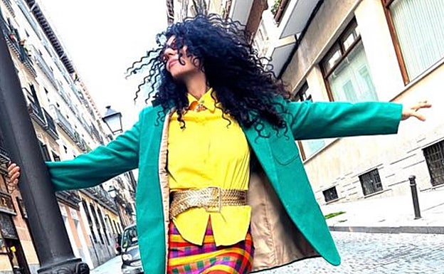 Ana Alpuente con look colorido/