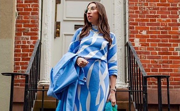 Caroline Vazzana con look en tonos azules/