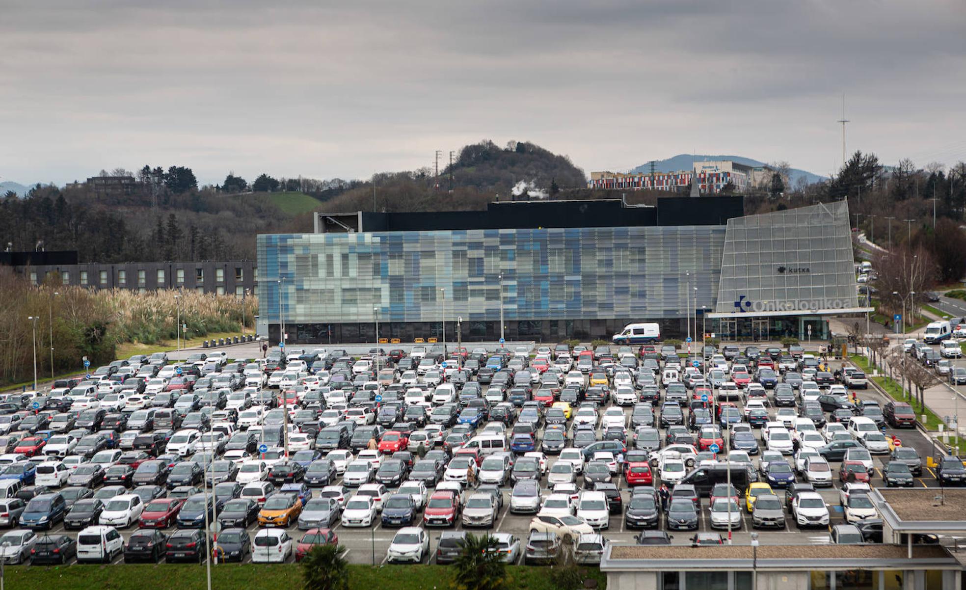 Parking situado entre el Hospital Donostia y Onkologikoa donde se ubicará la máquina de protonterapia. 