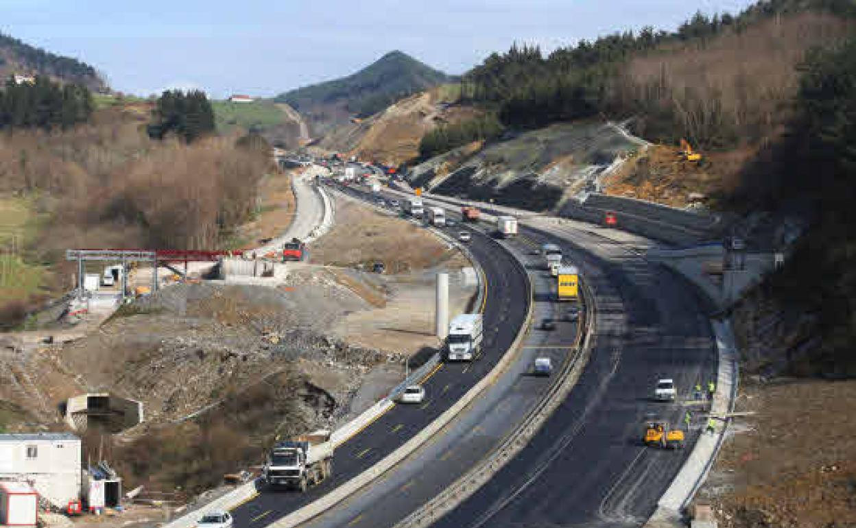 Las obras de ampliación a tres carriles de la Ap-8 a su paso por Orio finalizaron en 2009. 