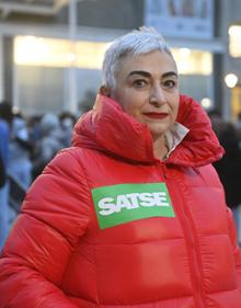 Imagen secundaria 2 - Las manifestantes en las escaleras del Hospital Donostia y un primer plano de Pilar Mendia, secretaria provincial de Satse en Gipuzkoa