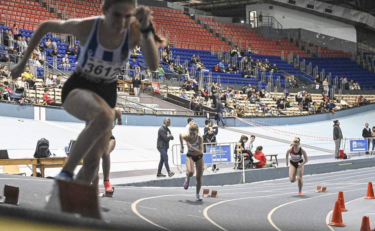 Imagen de archivo de una competición de atletismo en el velódromo.