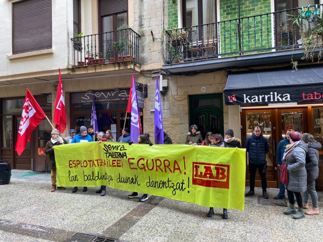 Una veintena de personas se concentró el viernes frente al bar Senra, en la Parte Vieja de Donostia