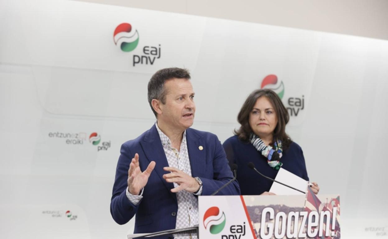 El consejero de Educación Jokin Bildarratz y la burukide Ana Esther Furundarena.