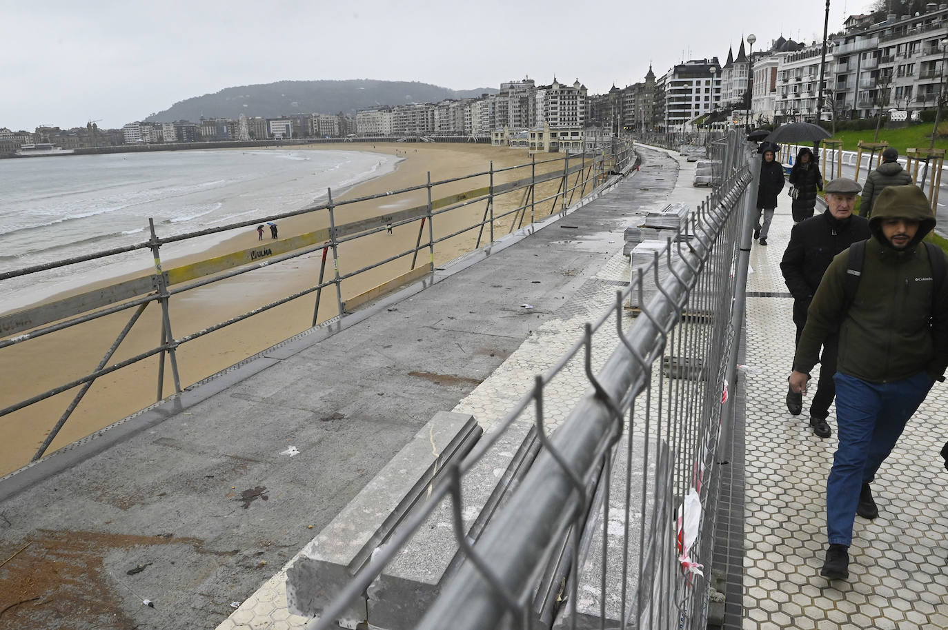Dice Karlos que «llevamos más de dos meses con la obra de la barandilla de La Concha parada. ¿Estamos ante un problema de suministros? ¿Qué está pasando? Los donostiarras se merecen una explicación pues es incómodo y antiestético. Si los responsables del Ayuntamiento no están capacitados para planificar una obra así, que se vayan y dejen paso a personas más eficientes».