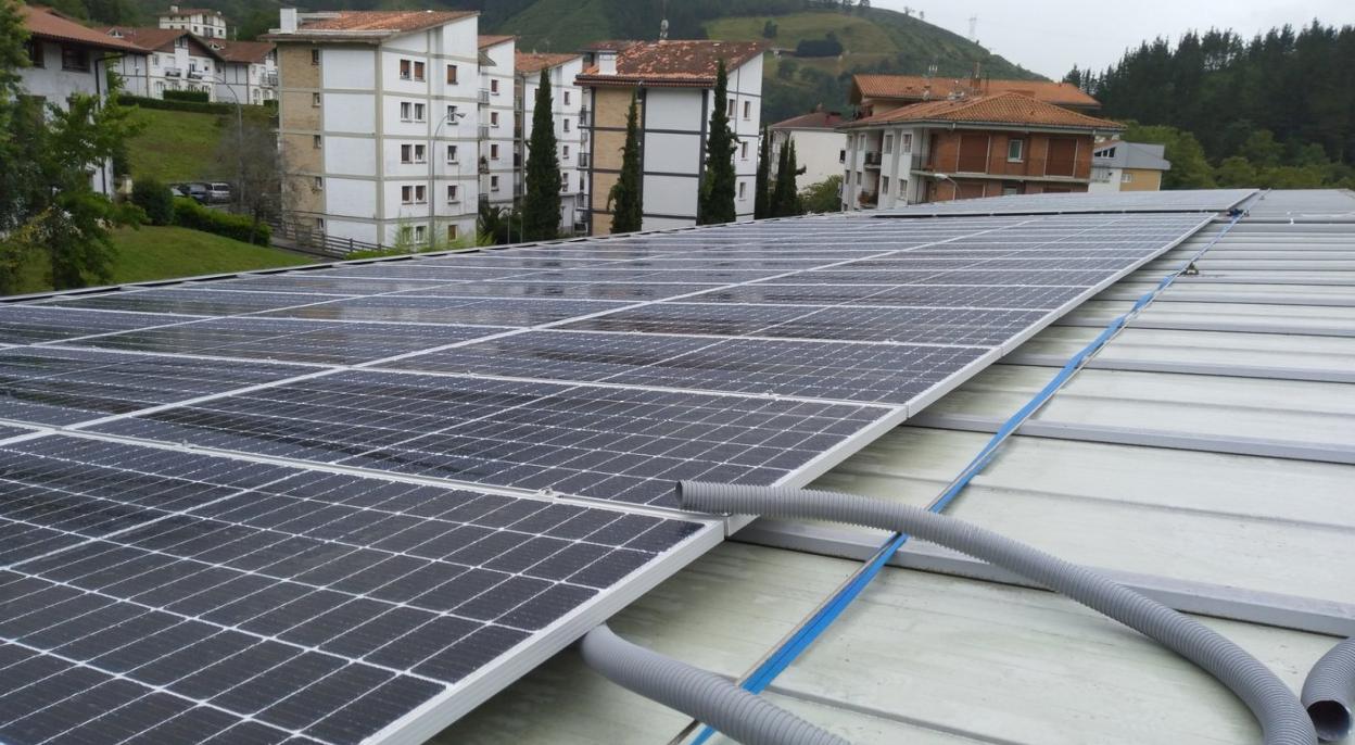 Vista parcial de las placas solares instaladas sobre la cubierta de la Ikastola de Mendaro. 