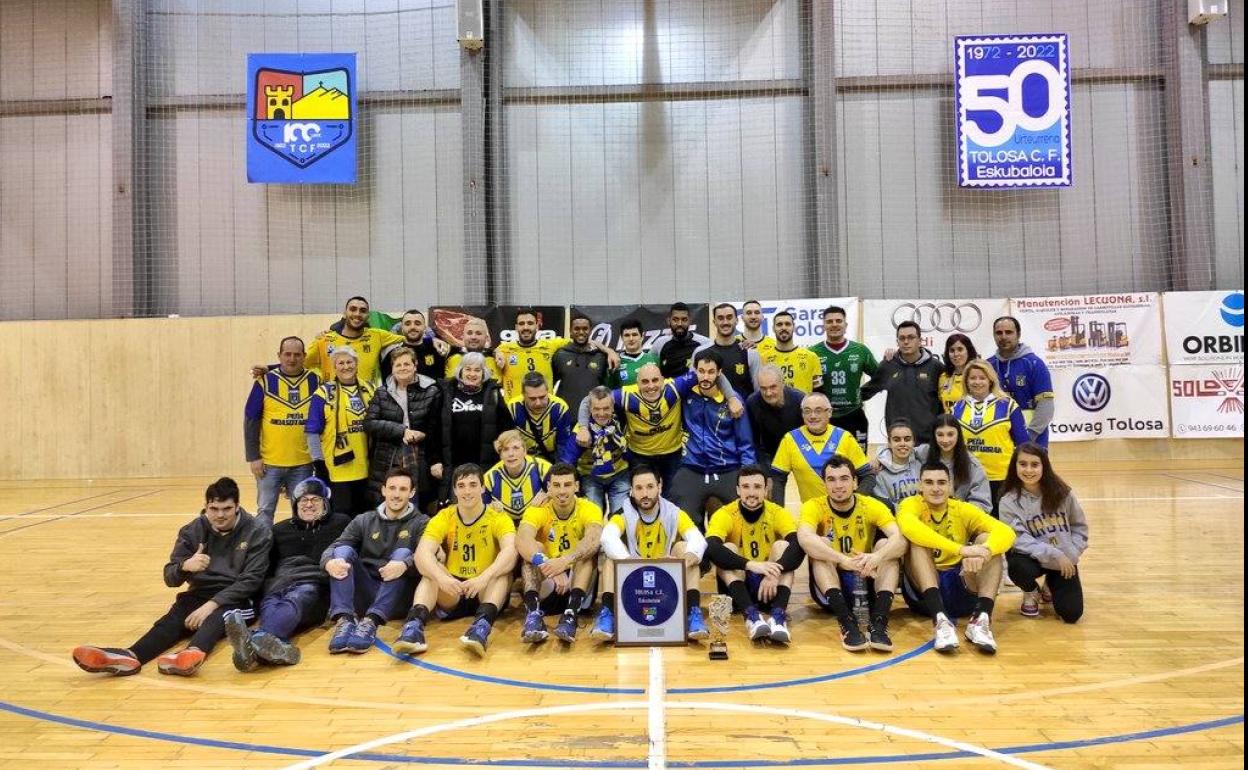 La plantilla del Bidasoa Irun posa junto a la txapela de campeones.