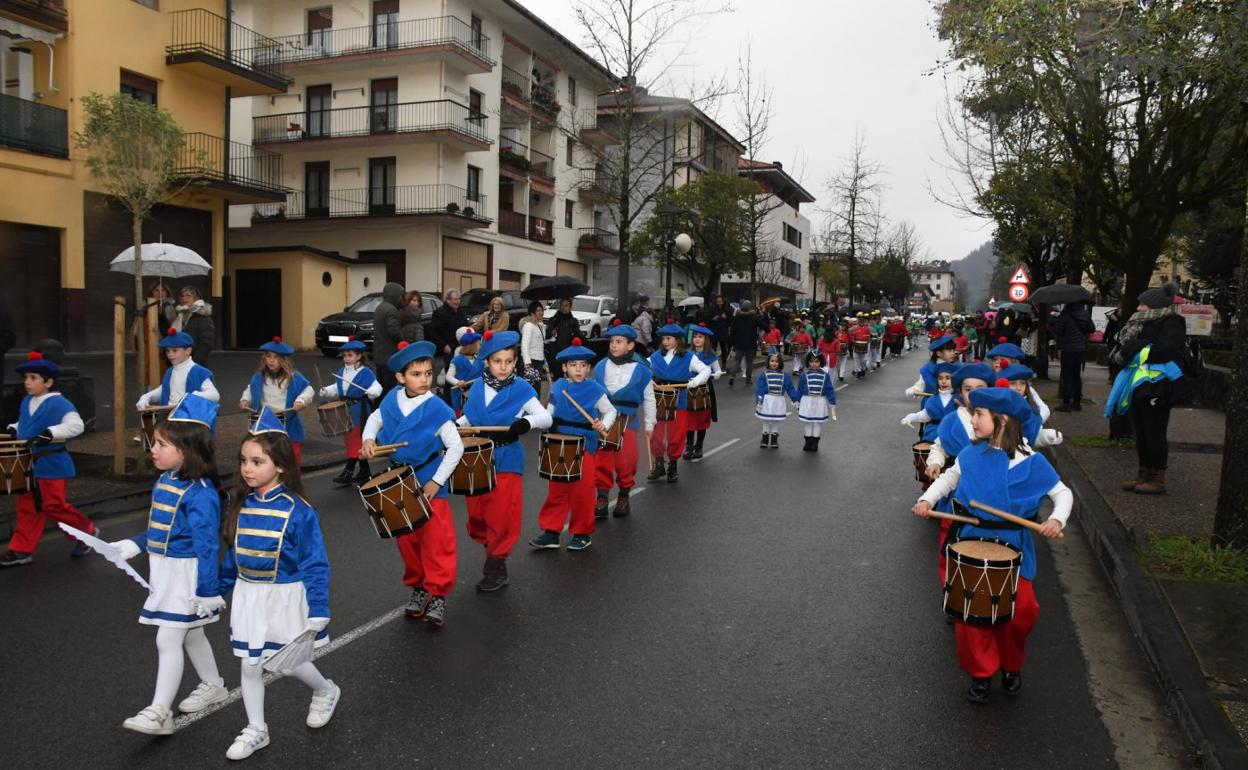 Bost konpainiatan banatu ziren haurrak, eta ohi bezala, bi kantinera txikik jarri zuten pausoa bakoitzean. Guztiek hotzari gogotsu aurre egin zioten. 