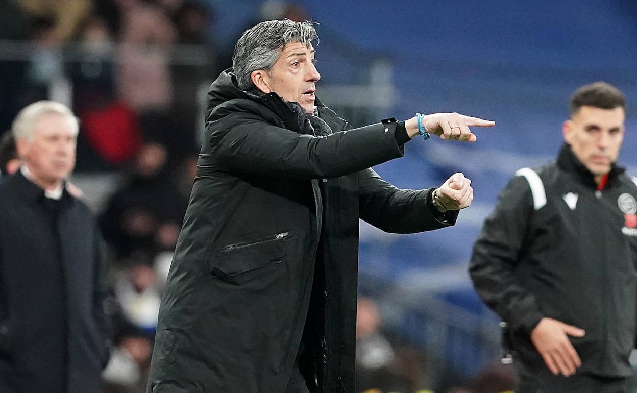 Imanol dando instrucciones a sus jugadores este domingo en el Bernabéu. 