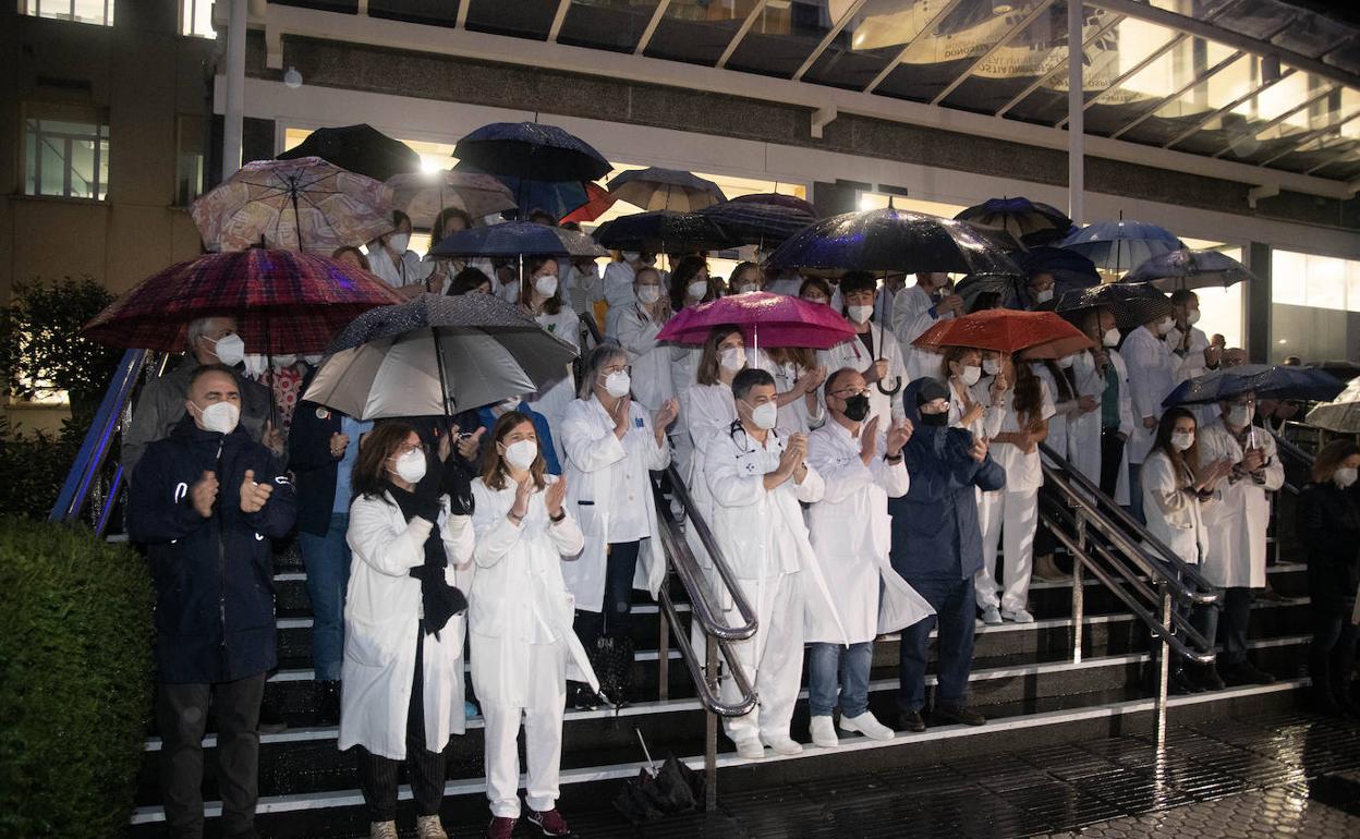 Concentración de médicos en la entrada del Hospital Universitario Donostia el pasado día 16. 
