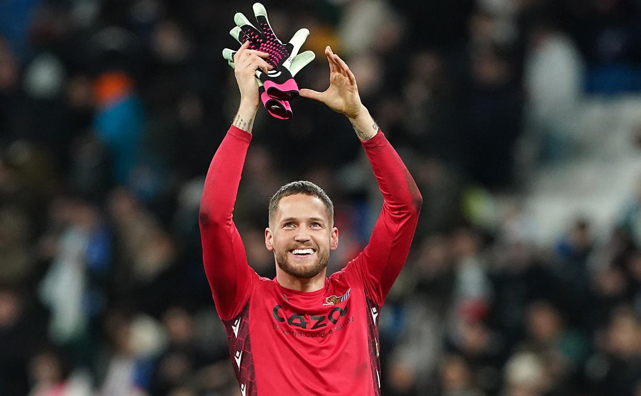 Remiro saluda a los seguidores de la Real. 