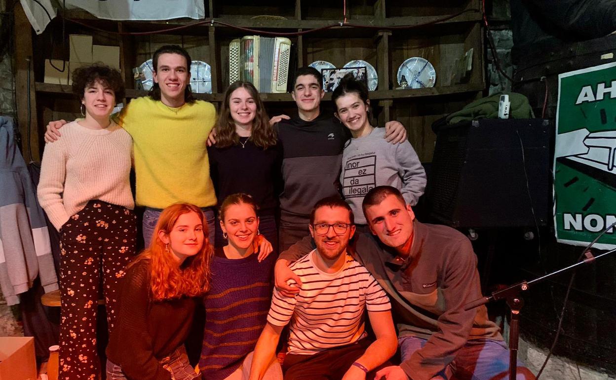 Haira Aizpurua eta Eki Mateorena Bertsuxurlaren lehen edizioko txapeldun