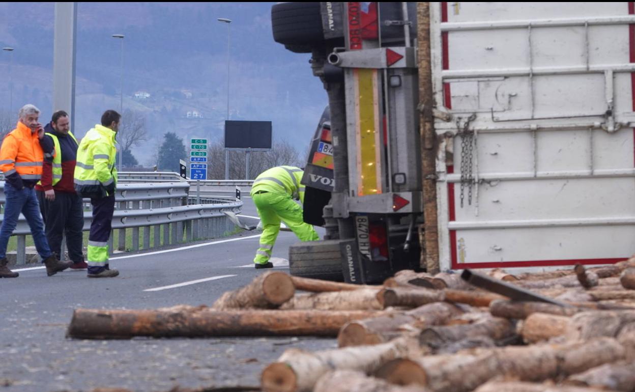artería Rodeo Haiku Tráfico: Cortada la AP-8 en Usurbil, sentido Irun, por el vuelco de un  camión | El Diario Vasco