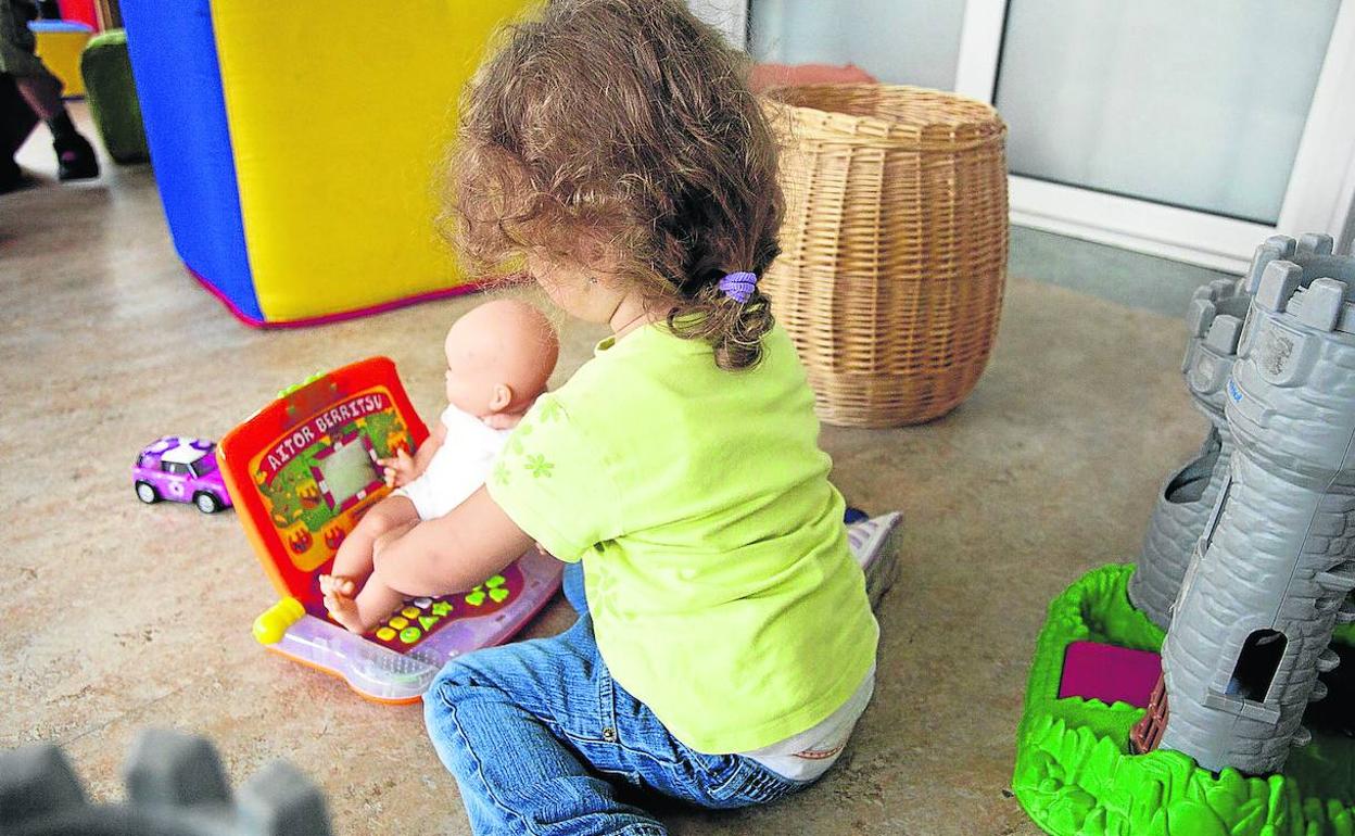 Una menor tutelada juega en un centro de la Diputación de Gipuzkoa.