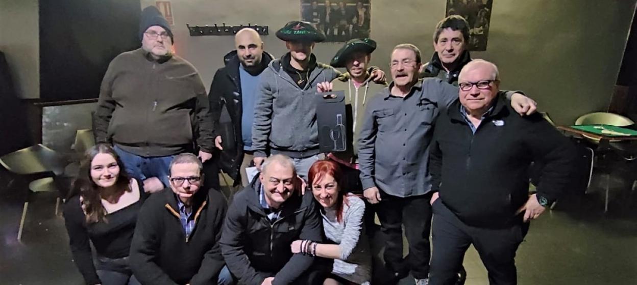 Foto de los premiados, con los ganadores, los arrasatearras Julen Arrutia y Aitor Regaña, luciendo las txapelas. 