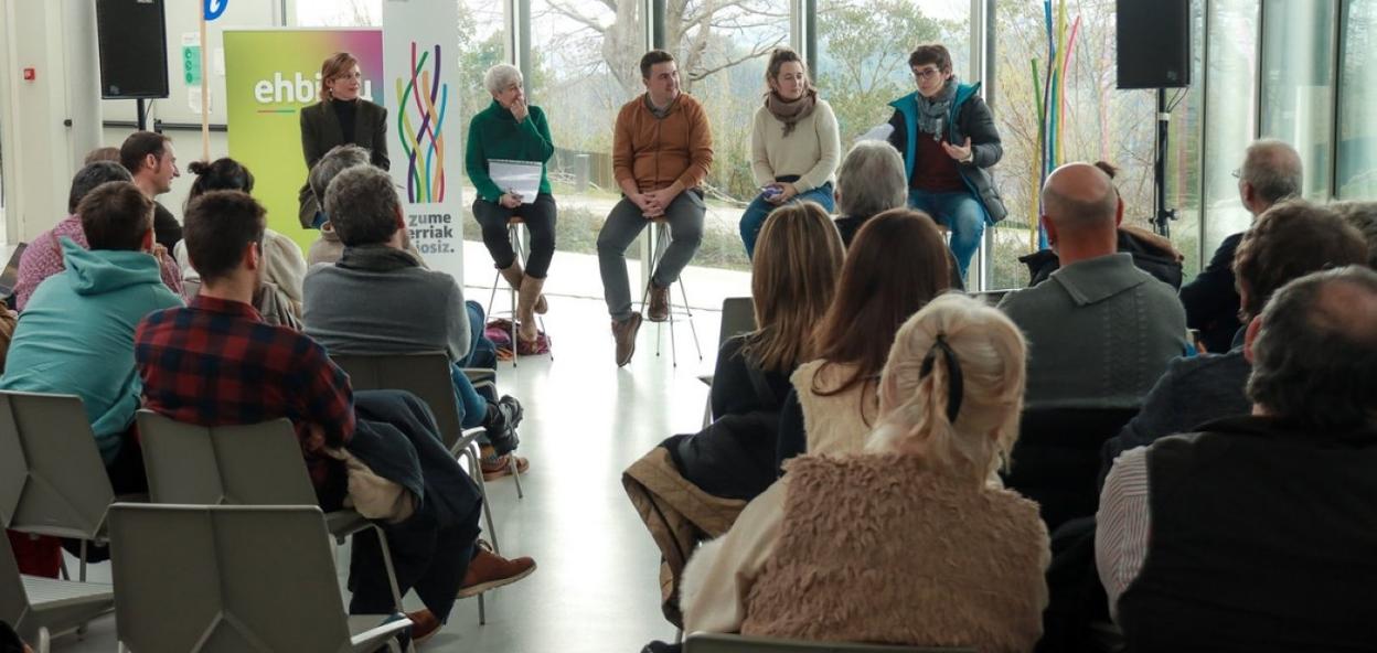 Un momento de la jornada organizada por EH Bildu en el centro de interpretación de Antigua. 