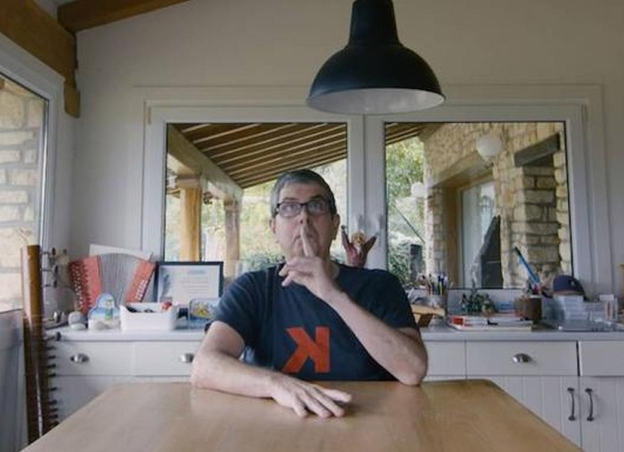 Kepa Junkera en su caserío de Busturia en una imagen del documental 'Berpiztu'. 