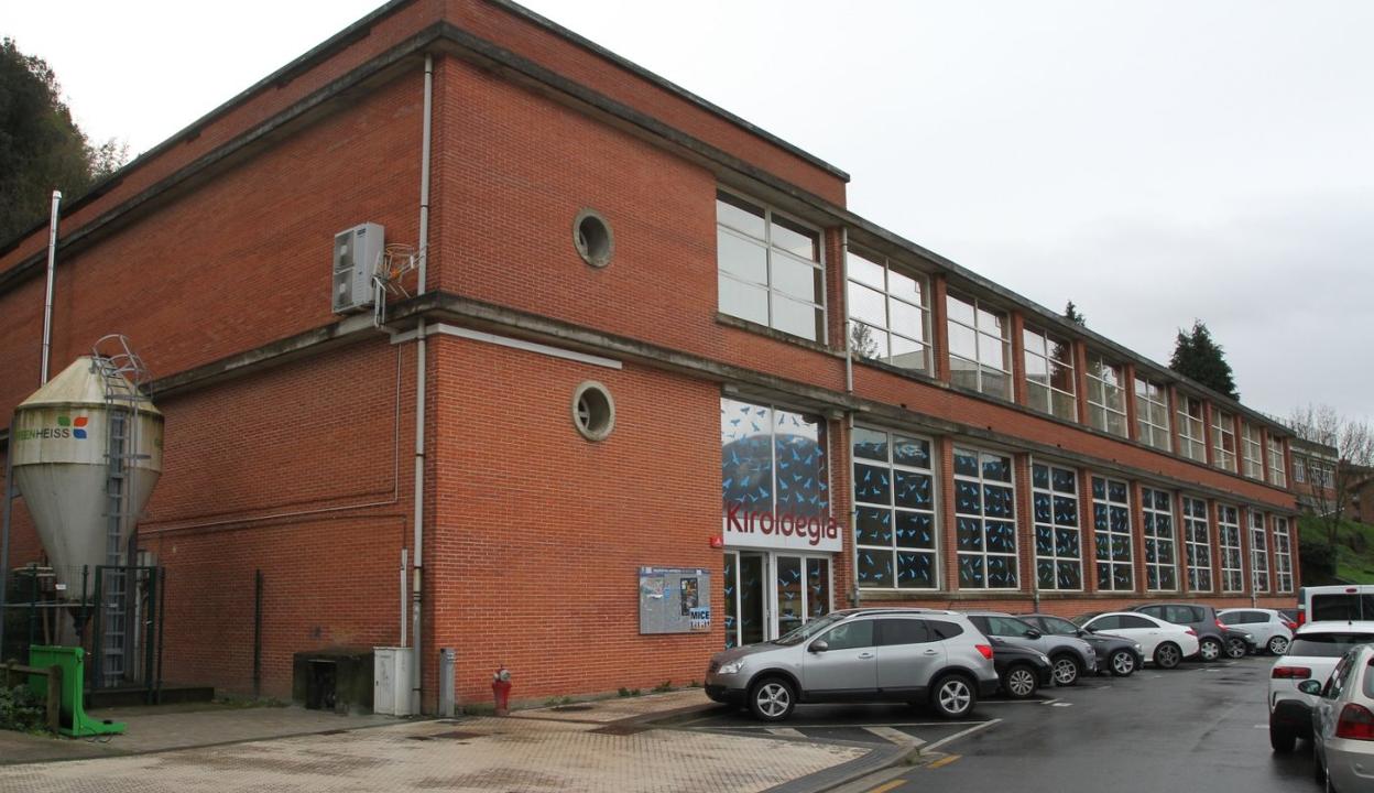 Vista del edificio del polideportivo de Deba, en cuya cubierta se instalará una planta solar fotovoltaica. 
