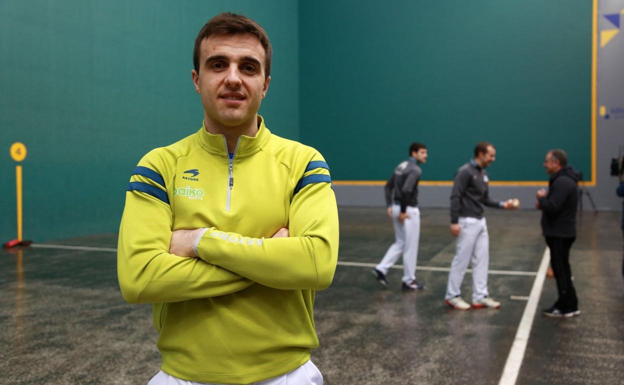 Jon Ander Peña, este miércoles en el Igarondo. Detrás, Zabaleta, Elordi y Alustiza, seleccionador de material. 