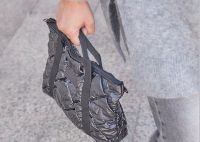 Imagen secundaria 1 - Bolso Lili en tejido acolchada sin brillo y con brillo. Mochila Kris en color gris/