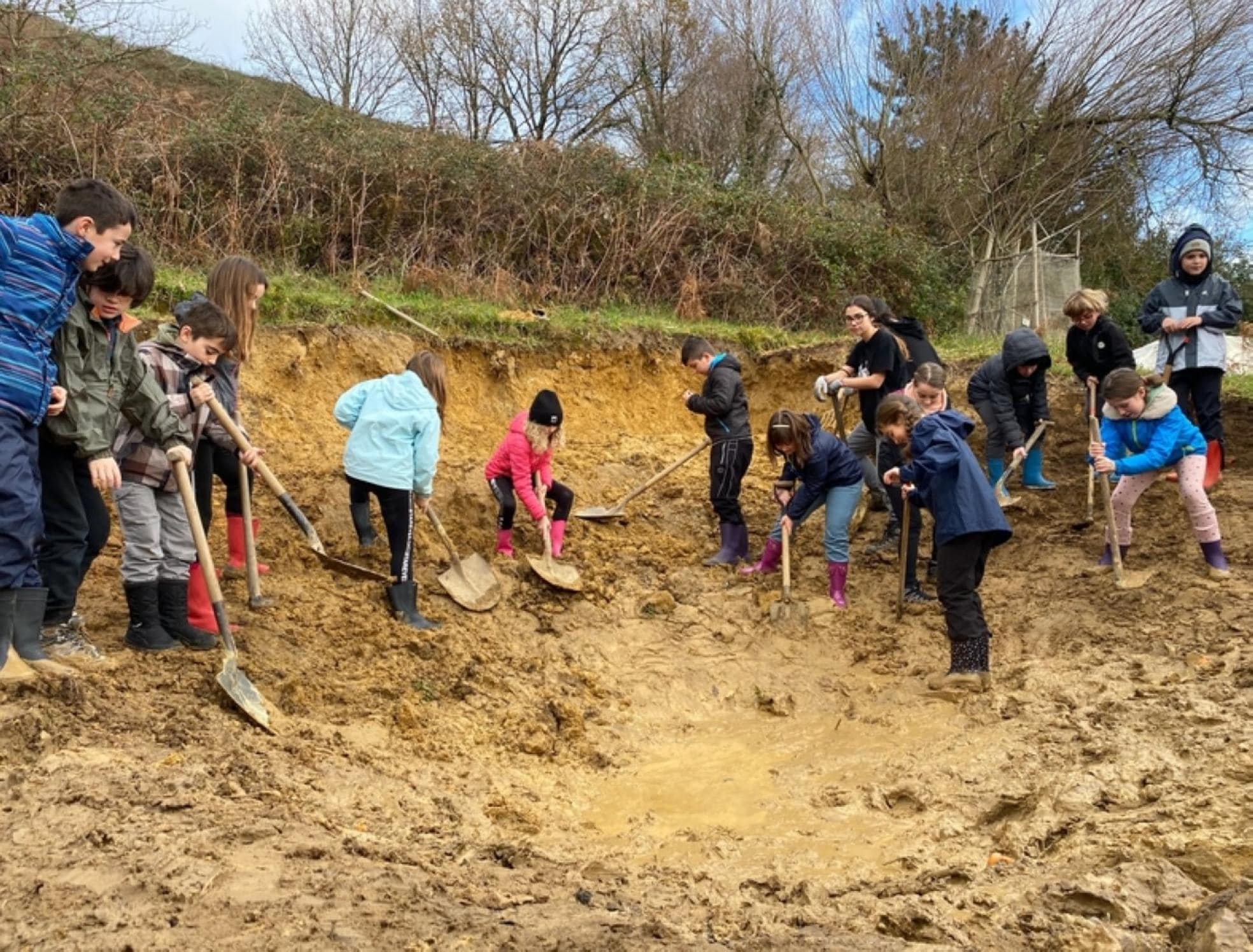 Los estudiantes excavando el espacio elegido para crear el estanque.
