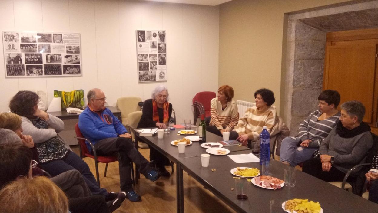 Arantxa Urretabizkaia idazlea, irakurleekin solasean. 