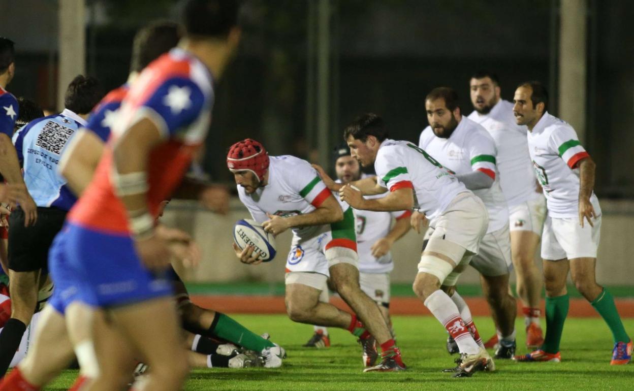 Un jugador de Euskarians avanza con el oval arropado por sus compañeros en el Miniestadio ante Chile. 
