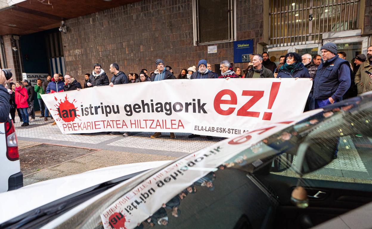 Imagen de la concentración ante la sede de Telefónica en San Sebastián, en protesta por la muerte de Adnan. 