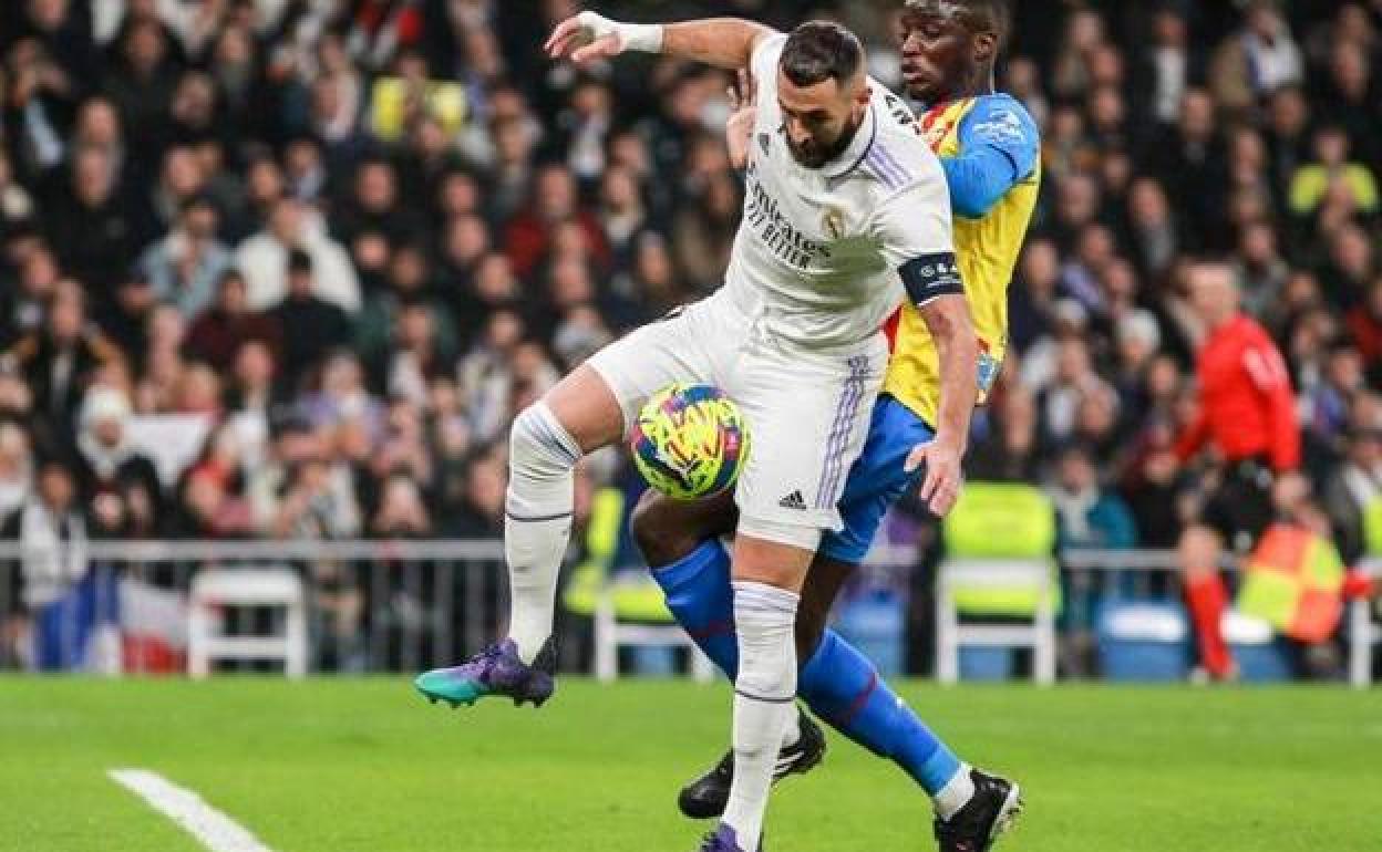 Karim Benzema, durante la pelea por un balón en el Real Madrid-Valencia