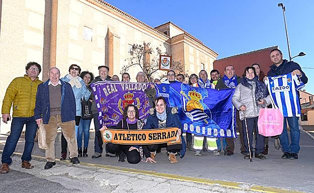 Imagen principal - Vecinos de Serrada viven con intensidad e ilusión de los días previos. A la derecha, el alcalde César López con una bufanda de la Real Sociedad. 